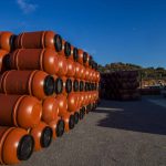 βαρέλια συσκευασίας ελιάς στις εξωτερικές εγκαταστάσεις τις επιχείρησης