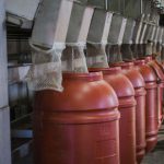 επεξεργασία ελιών και συσκευασία τους σε βαρέλια συσκευασίας